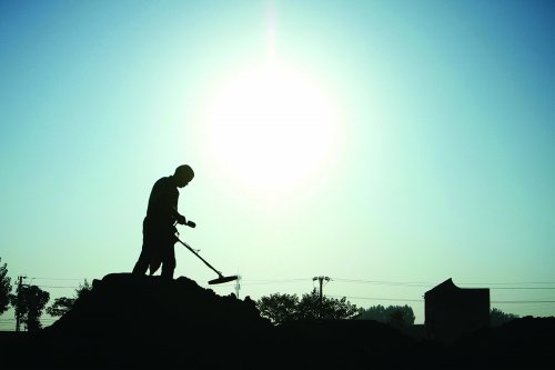 男子拆遷廢墟上“尋寶” 最高時(shí)曾月入萬(wàn)元(圖)